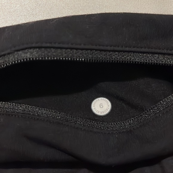 lulu size 6 2.5 lowrise - Picture 4 of 4